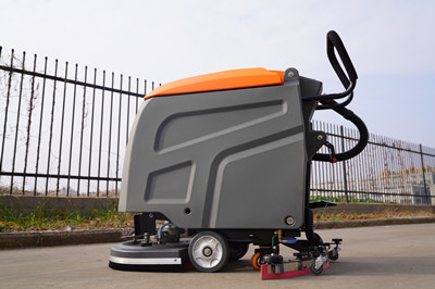 使用手推式電動洗地機時的注意事項